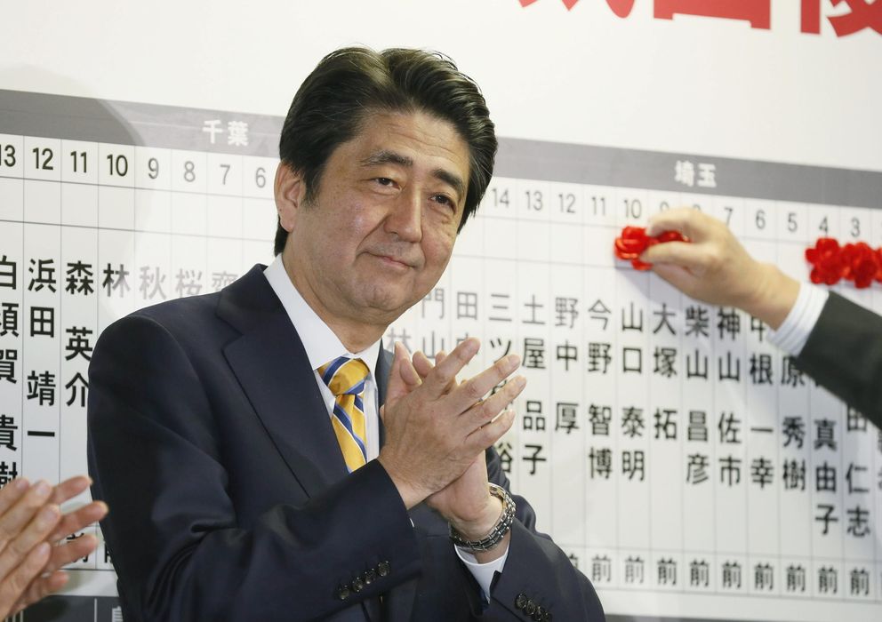 Foto: Shinzo Abe celebra la victoria en el cuartel general del Partido Liberal Demócrata, en Tokio (Efe).