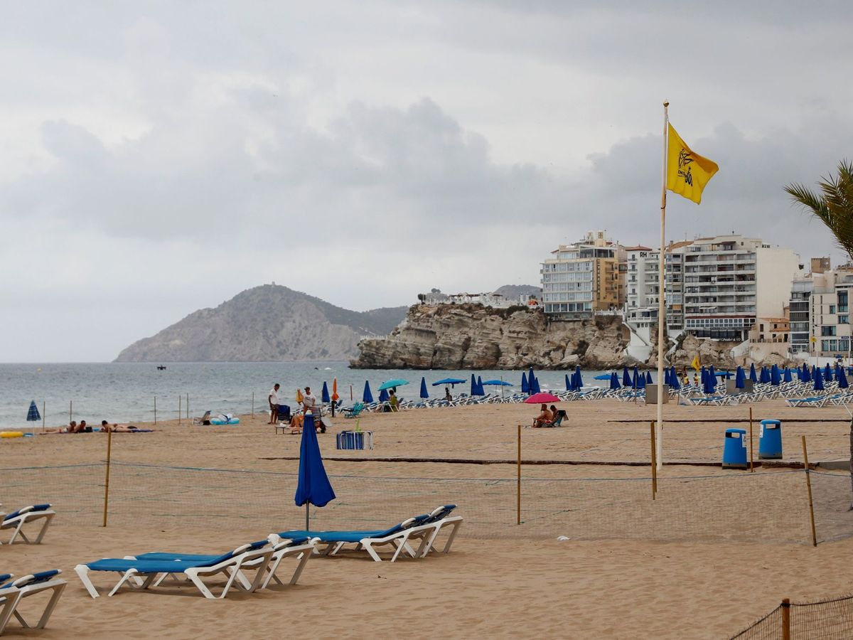 Foto: Bandera amarilla en una playa en una imagen de archivo. (EFE/Ballesteros)