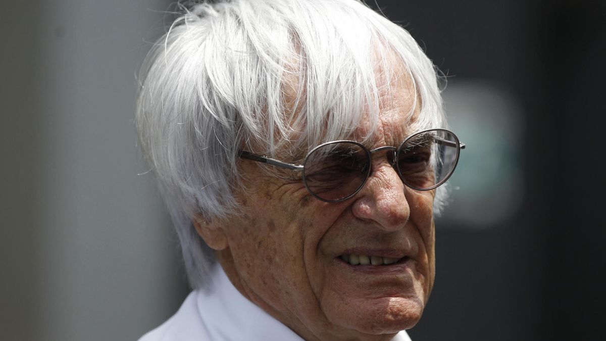 Ecclestone echa más leña al fuego: "En F1, la patada de Rossi hubiera sido bandera negra"