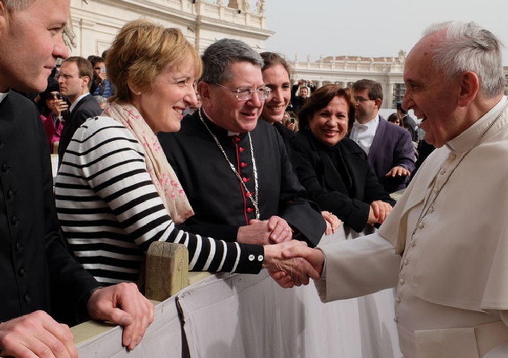 Foto: Keith Newton, acompañado de su mujer, saluda al Papa Francisco en la Plaza de San Pedro. 