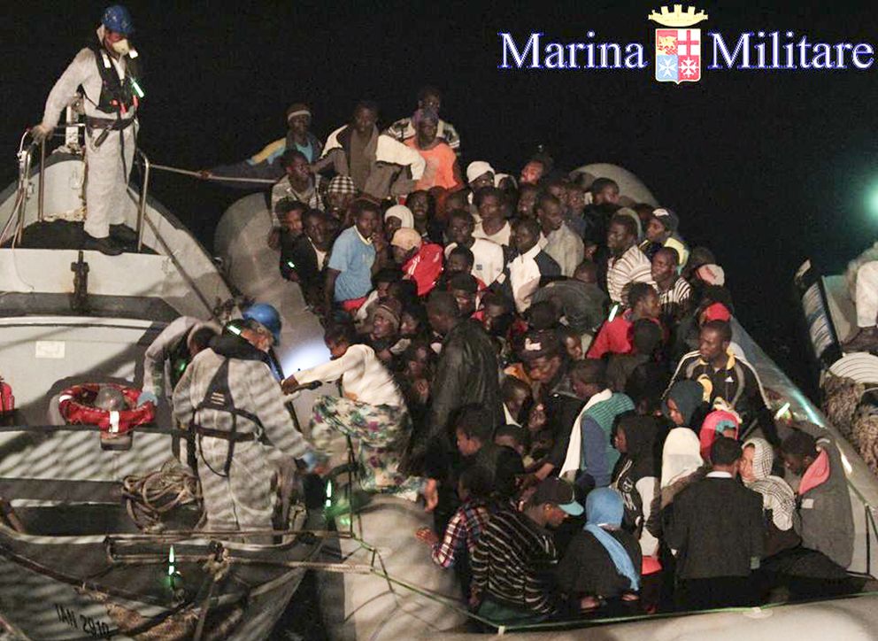 Imagen distribuida por la Armada que muestra un rescate en el Mediterráneo (Reuters).