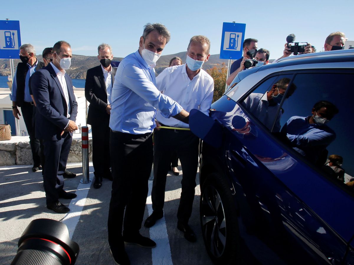 Foto: El primer ministro griego, Kyriakos Mitsotakis, carga un coche eléctrico durante un evento inaugural en Astypalea, Grecia. (Reuters)
