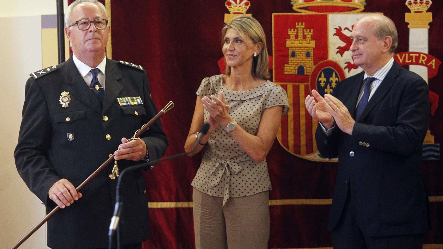 La toma de posesión de Sebastián Trapote (i) como jefe superior de la Policía Nacional en Cataluña, en julio de 2015. (EFE)