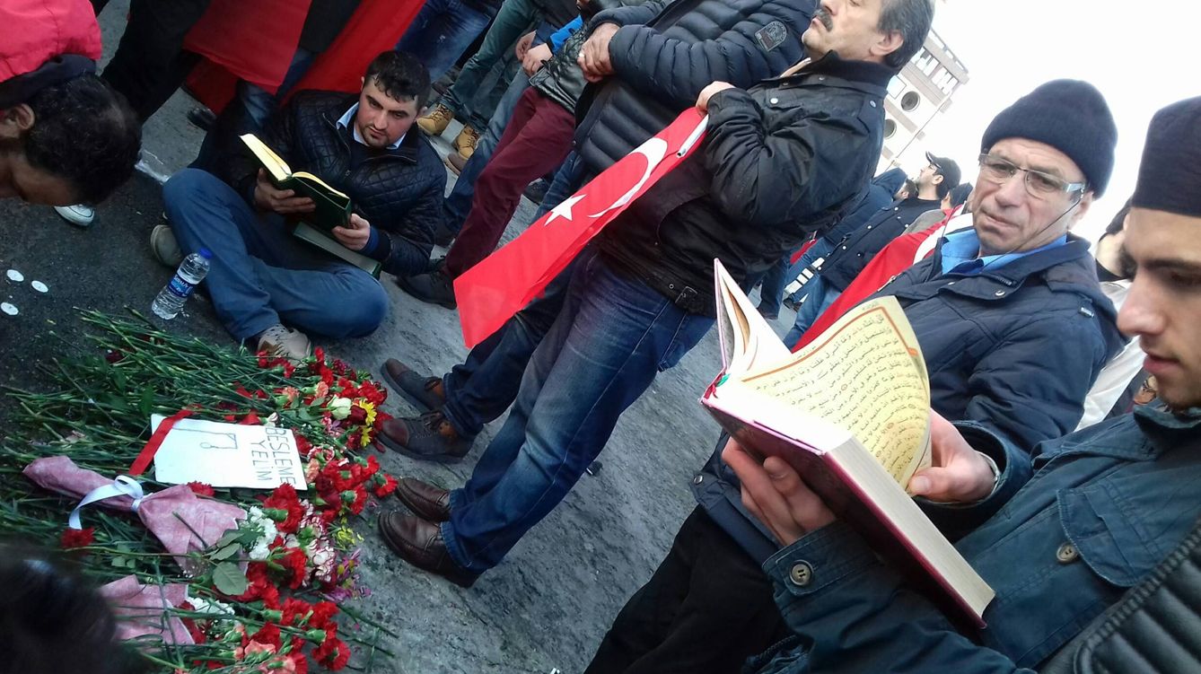 Varios turcos rinden homenaje a los fallecidos en el lugar de los hechos. (Ángel Martínez)