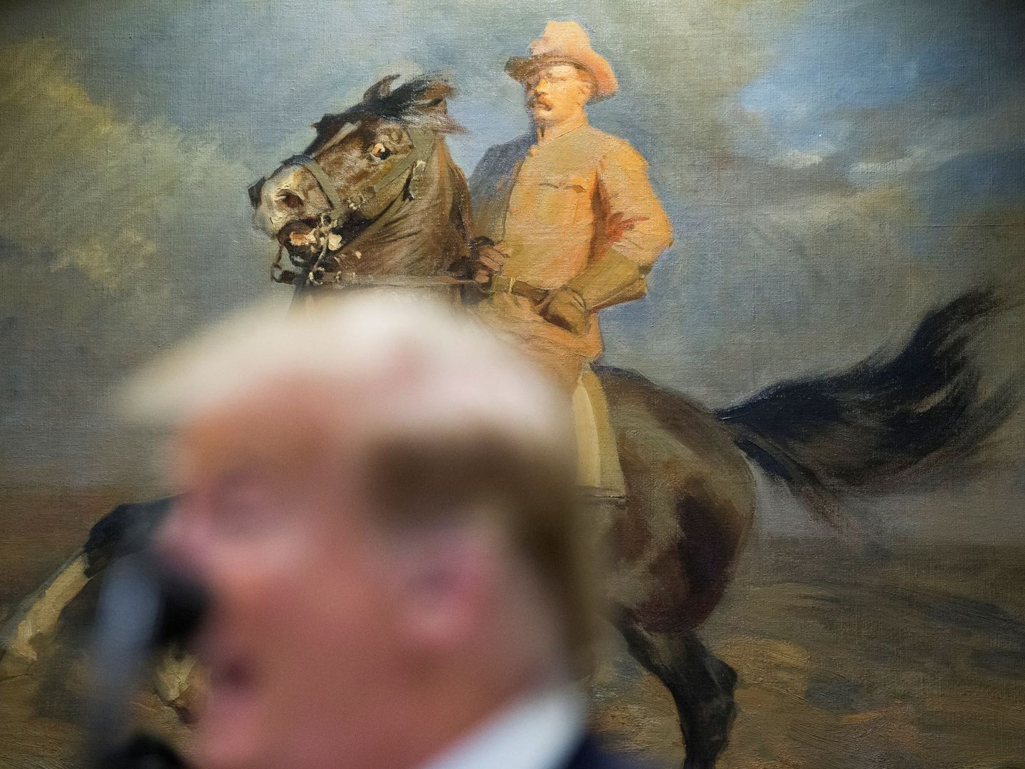 Donald Trump ante un retrato de Theodore Roosevelt, el presidente que actuó contra los monopolios. (Reuters)