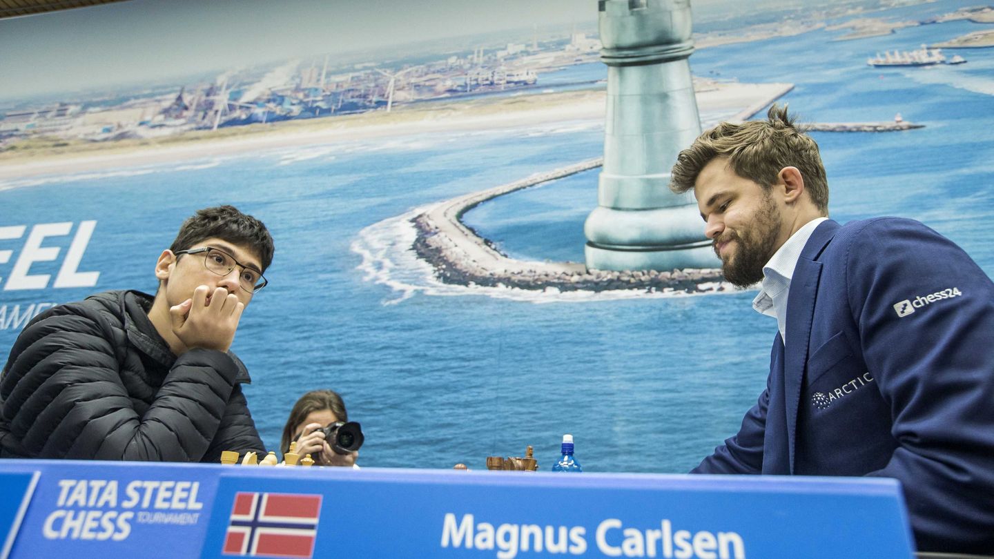 Carlsen (d), en un duelo contra Firouzja en el último Tata Steel. (EFE)
