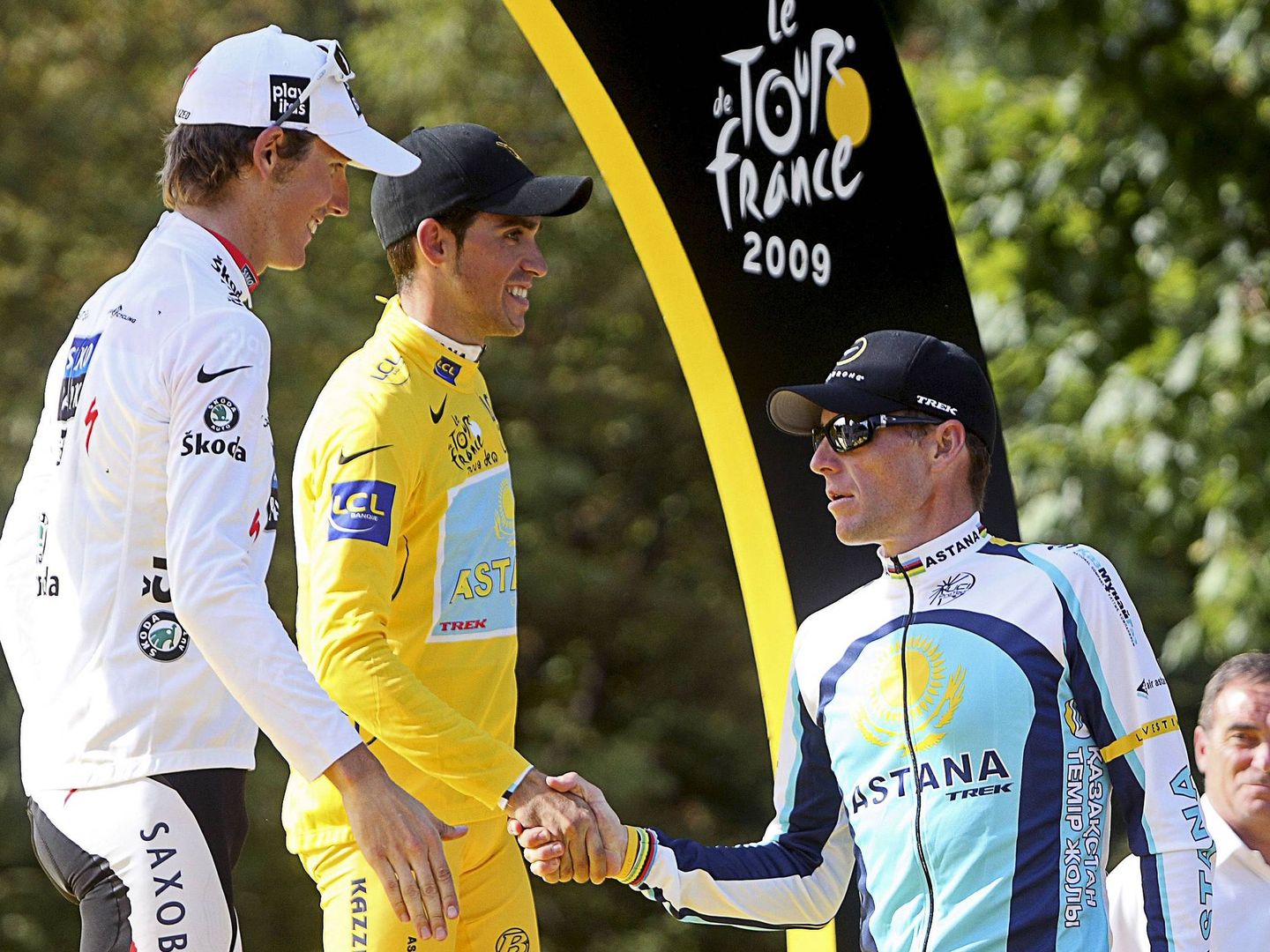 Contador y Armstrong, un saludo frío en el podio de París. (EFE)