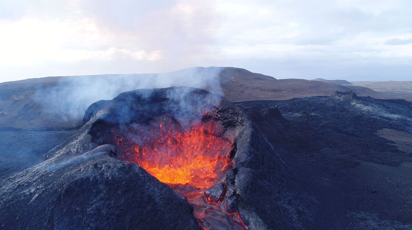 El volcán Fagradalsfjall en Islandia el pasado 24 de mayo. La isla depende de centrales geotérmicas pero no todos sus volcanes están intervenidos como en el plan de la NASA.