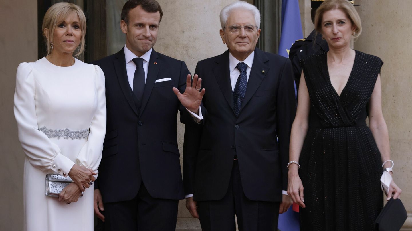 Sergio Mattarella, junto a su hija y el matrimonio Macron. (Reuters)