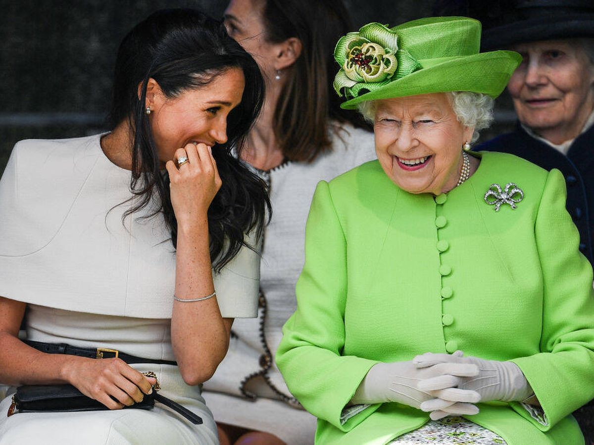 Foto: Meghan Markle bromea con Isabel II en 2018. (Getty)