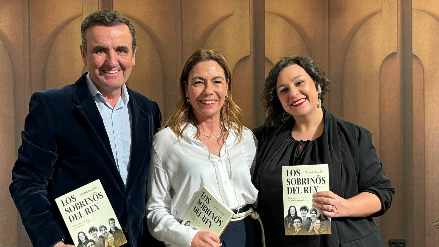 La periodista Silvia Taulés, junto a Ángela Mora, periodista de Vanitatis, y el paparazzi Antonio Montero en la presentación del libro. (F.Z.)
