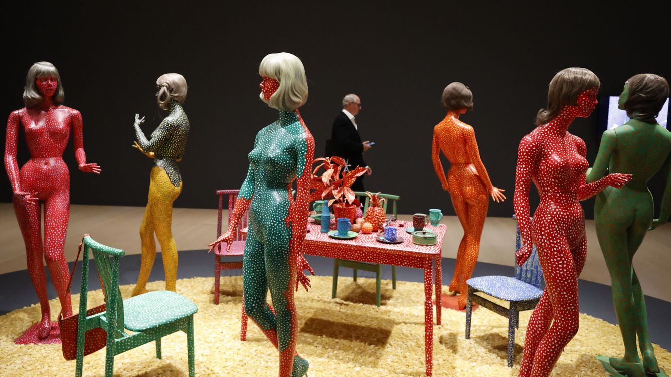 Foto: La obra "Auto-obliteración" de la artista japonesa Yayoi Kusama, una de las figuras más influyentes del arte contemporáneo, en el Museo Guggenheim Bilbao (EFE/Luis Tejido)