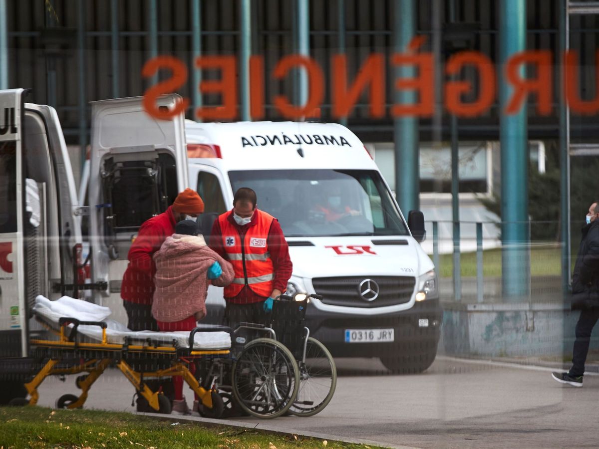 Foto: Dos técnicos de ambulancias trasladan a un paciente en el Hospital del Mar de Barcelona. (EFE)