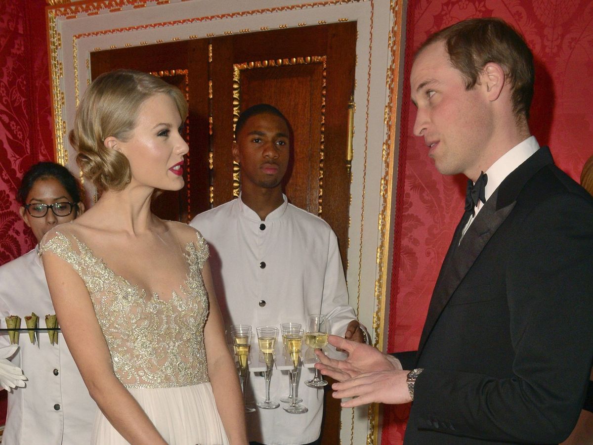 Foto: Taylor Swift y el príncipe Guillermo, durante su encuentro en Londres. (Reuters/Pool/Dominic Lipinski)