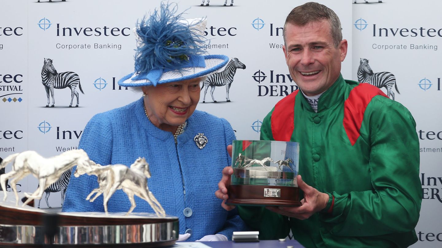 La reina Isabel, en una carrera de caballos. (Reuters)