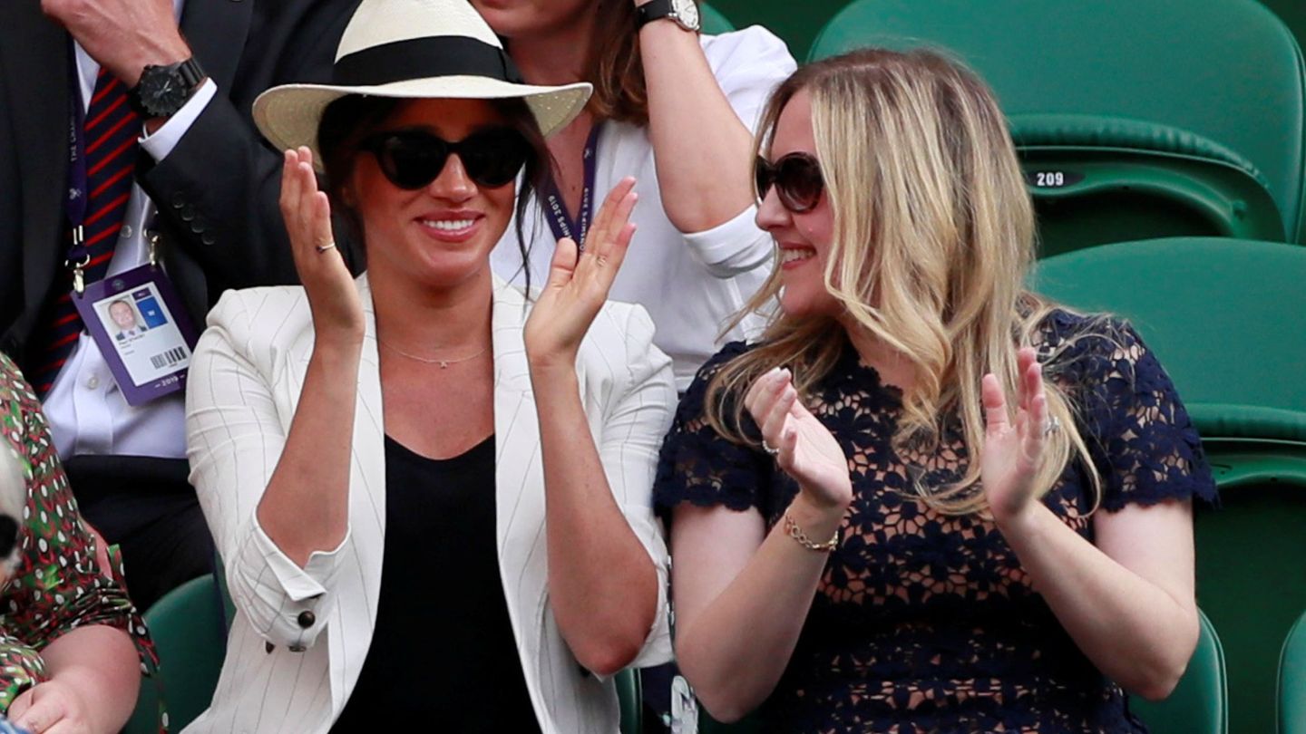 Meghan Markle, con su amiga Lindsay Roth en Wimbledon este jueves. (Reuters)