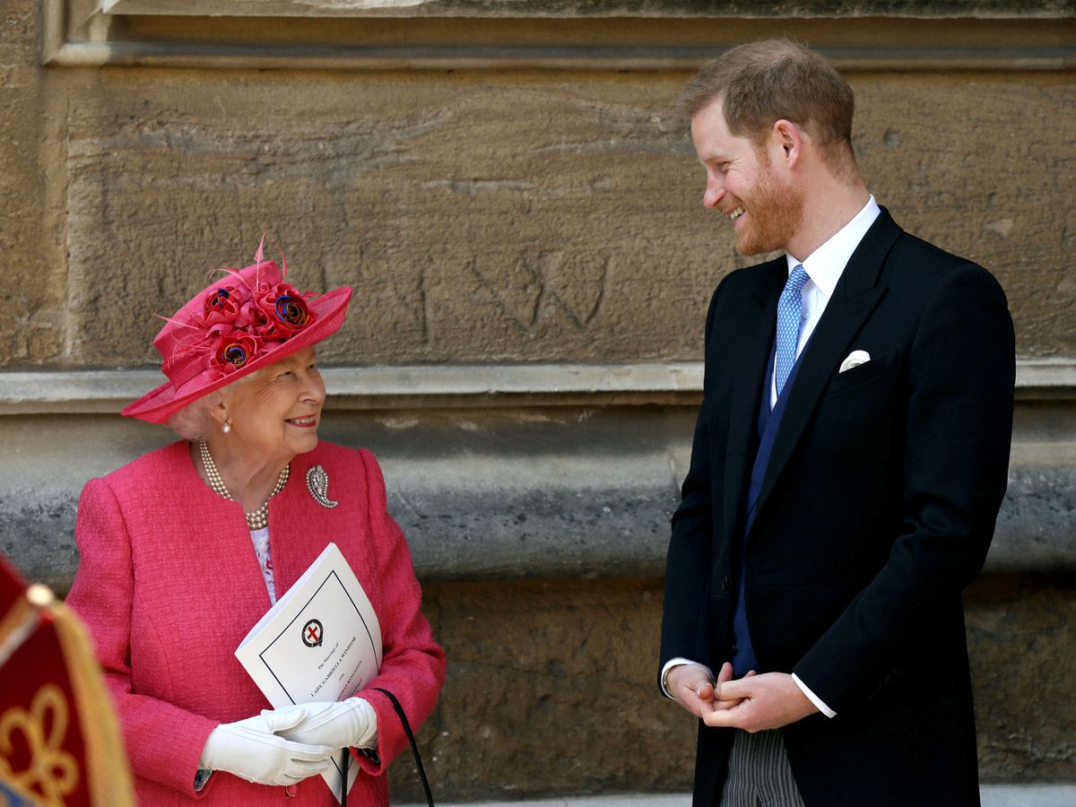 Foto: La reina Isabel y el príncipe Harry. (Reuters)