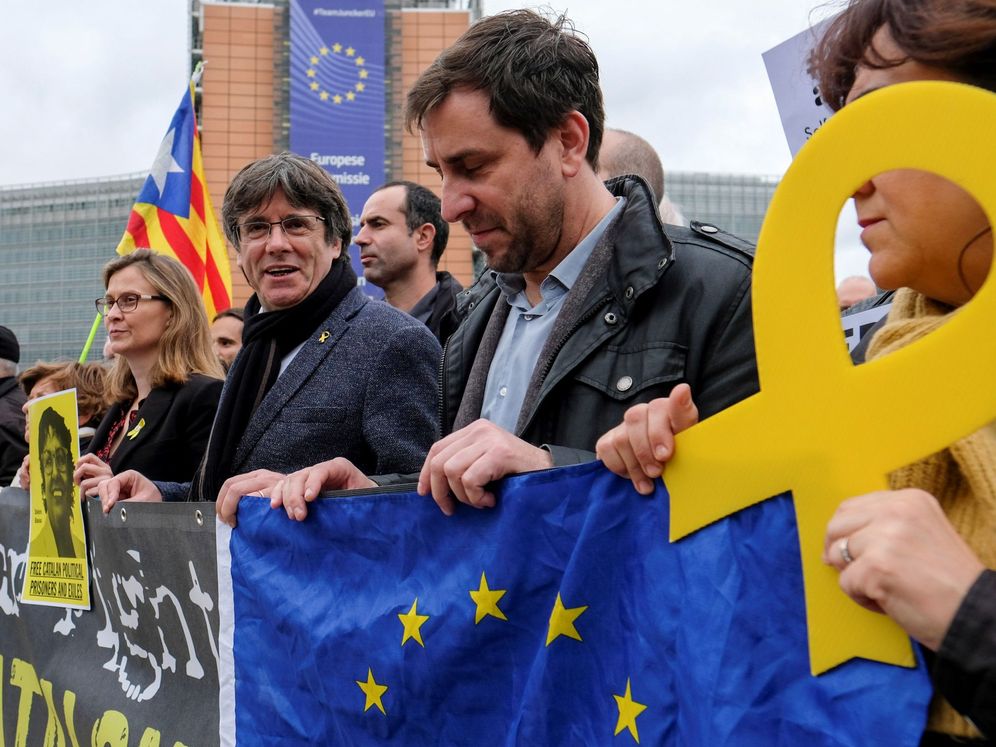 Foto: El 'expresident' Carles Puigdemont (2d) durante una protesta independetista en Bruselas. (Reuters)