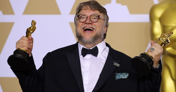 Foto: Guillermo del Toro celebra su Oscar a Mejor director y a Mejor película. (Reuters)