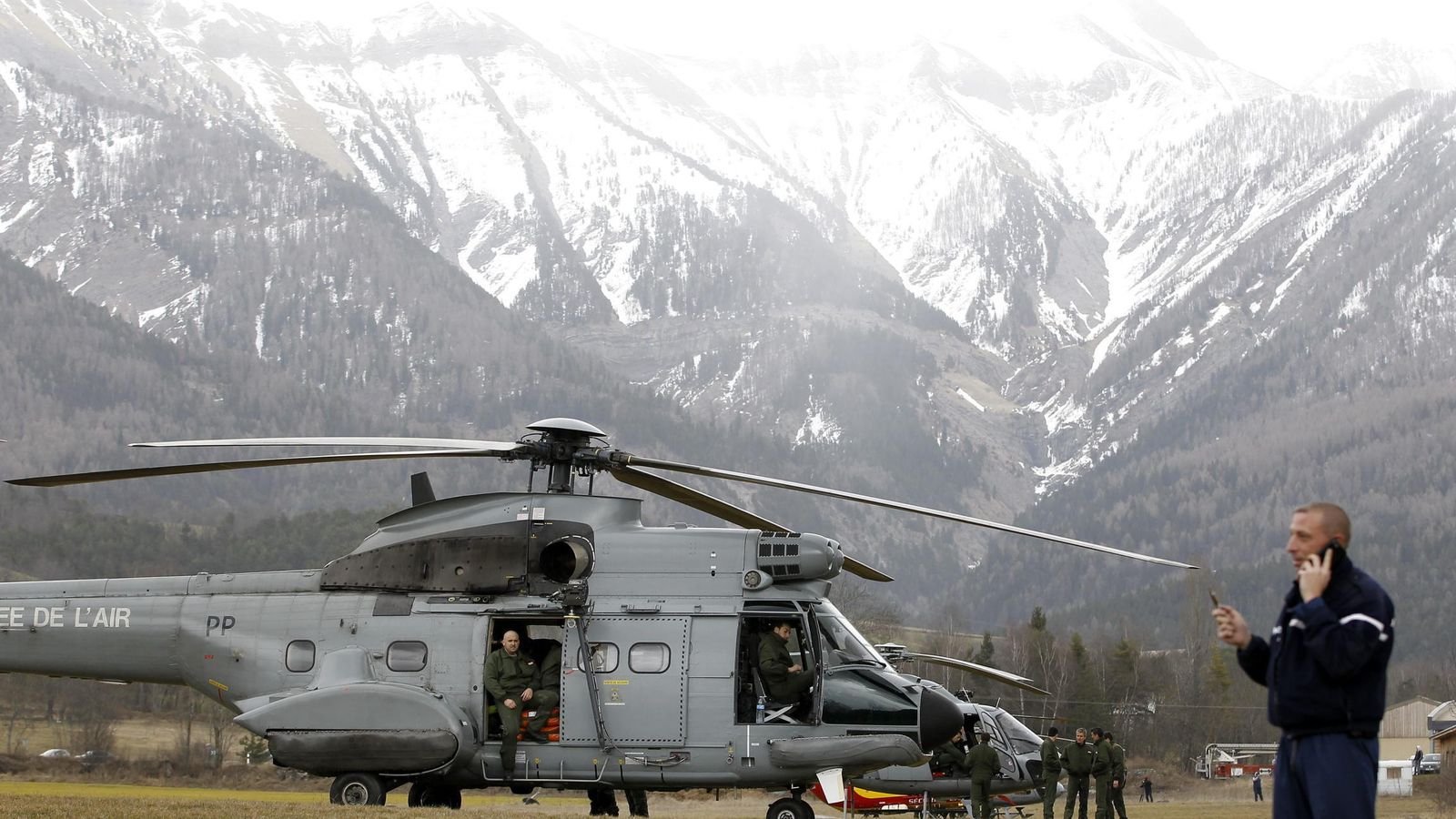 Foto: Miembros de las Fuerzas de Seguridad francesas se agrupan junto a un helicóptero del ejército galo cerca del lugar donde se estrelló un Airbus A320 (Efe)