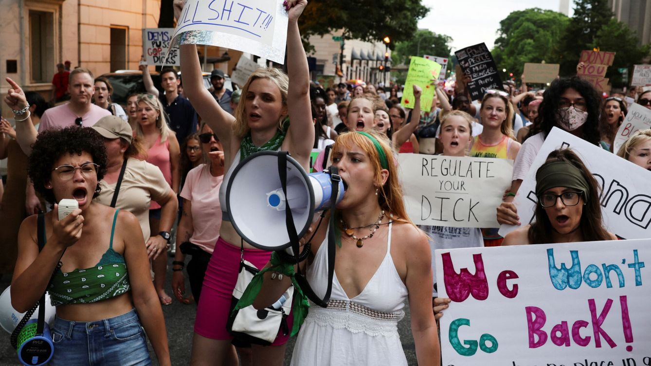 Foto: La gente protesta contra la decisión del Supremo sobre el aborto. (Reuters/Evelyn Hockstein)