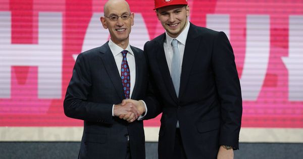 Foto: Luka Doncic posa con el comisiionado de la NBA, Adam Silver, tras ser elegido en el 'draft' d ela NBA. (Reuters)