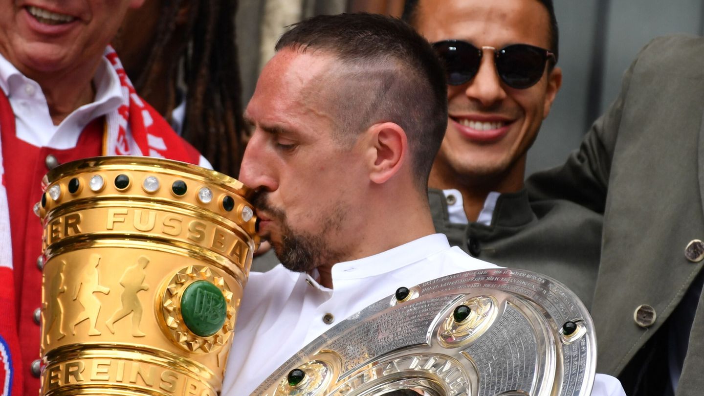 Ribéry besa un trofeo ante la expectación de sus compañeros. (Reuters/Vincent West)