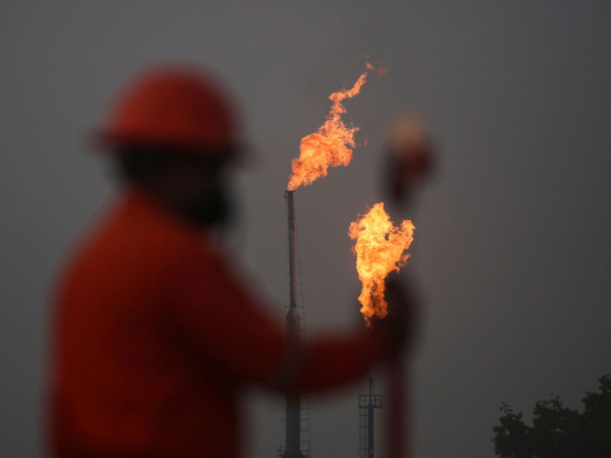 Foto: Archivo: Un trabajador toma medidas frente a las antorchas de gas. (Reuters / Quetzalli Nicte-Ha)