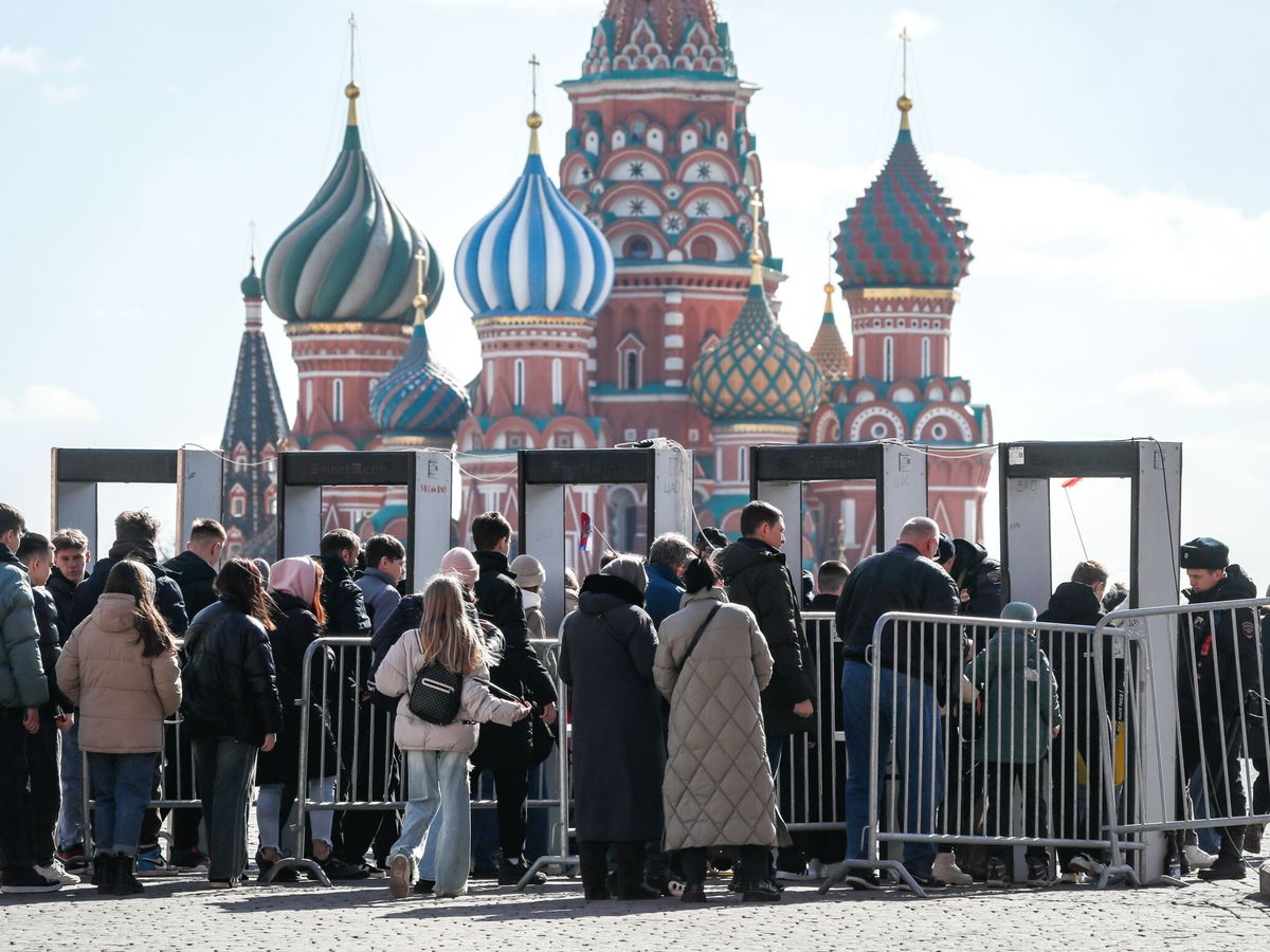 Foto: La gente entra en la Plaza Roja a través de detectores de metales en medio del endurecimiento de las medidas de seguridad. (EFE/Yuri Kochetkov)