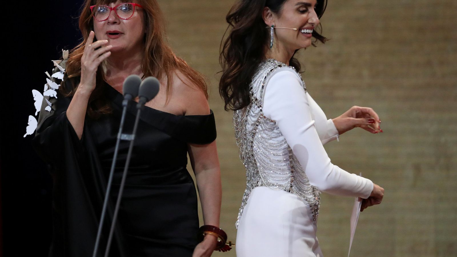 Foto: Isabel Coixet recibe el Goya a la mejor película de manos de Penélope Cruz. (Reuters)