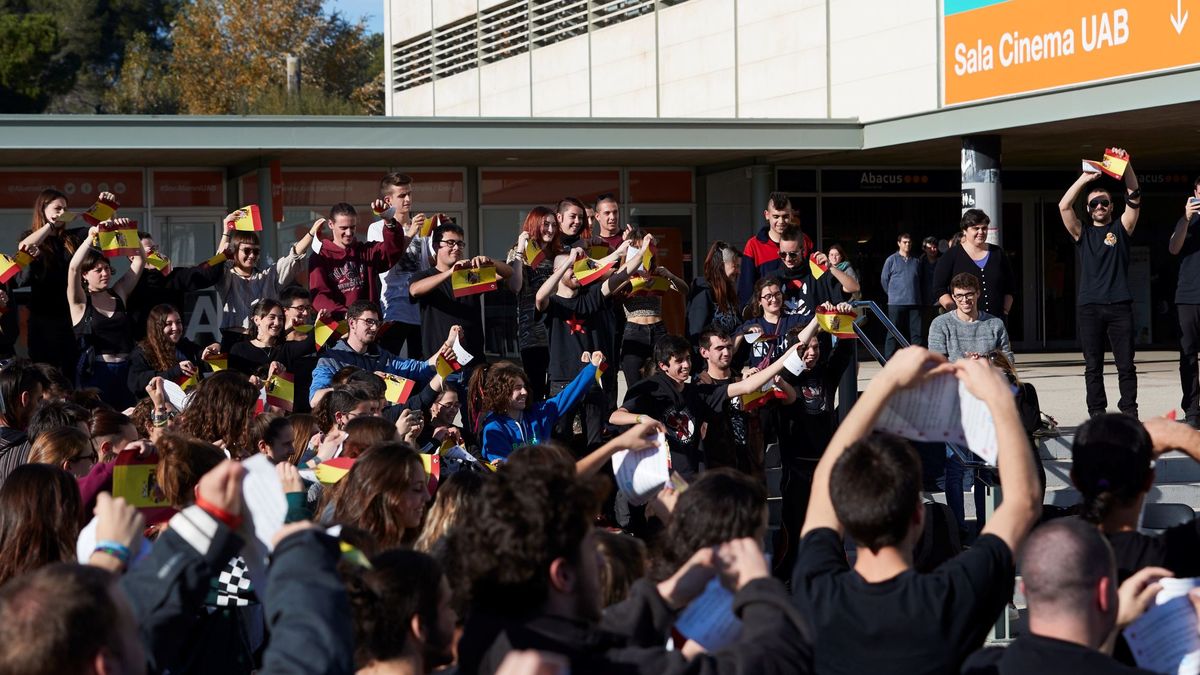 150 personas rompen al mismo tiempo banderas de España en la UAB en Cataluña
