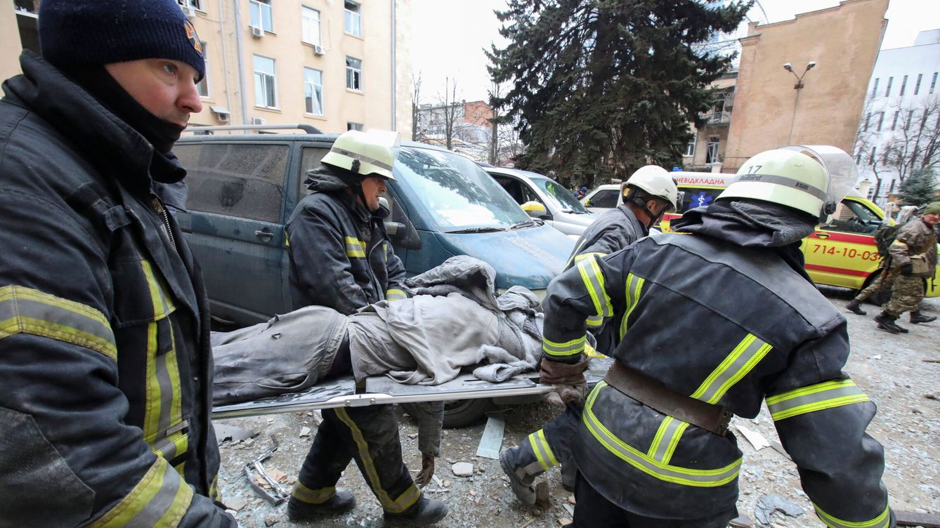 Foto: Los equipos de rescaten trabajan en la zona de bombardeo en el centro de Járkov. (Reuters/Vyacheslav Madiyevskyy)