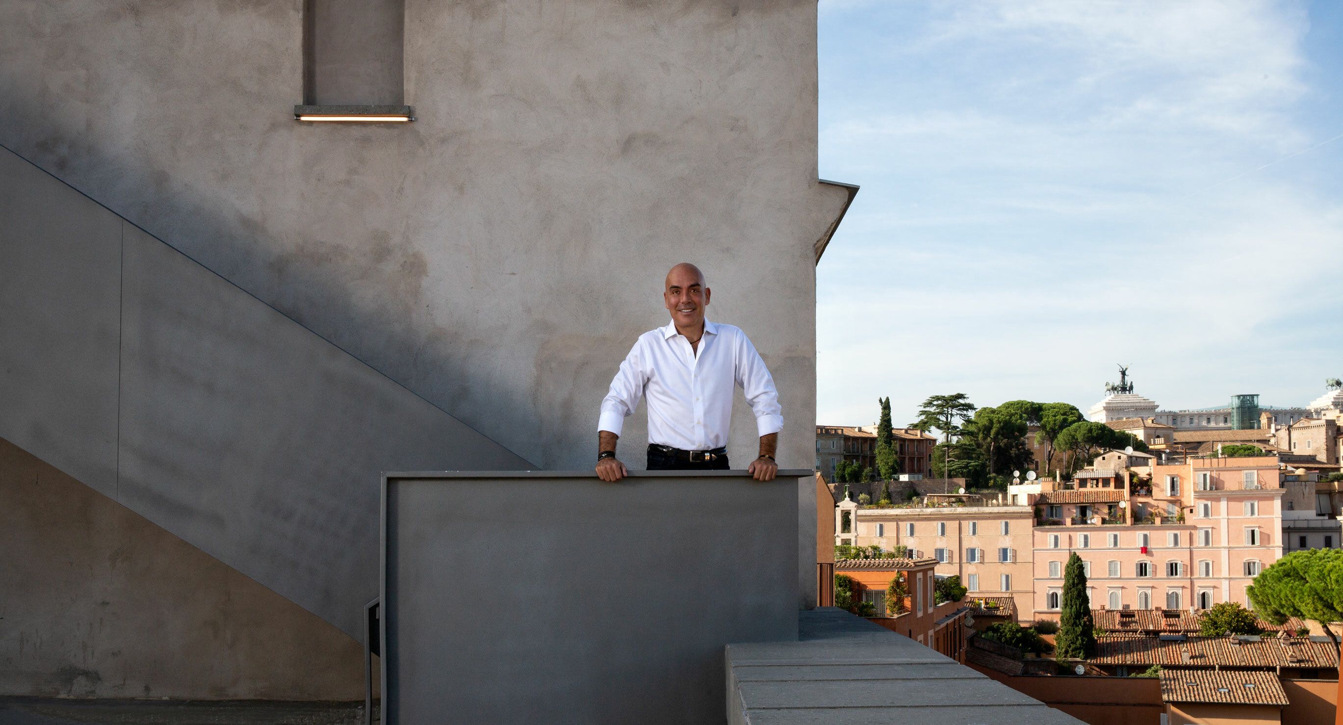 Kike Sarasola en la azotea del Palazzo 'rhinoceros' de Roma, donde se ubican los 24 apartamentos de lujo. (Fotos: Olga Moreno)
