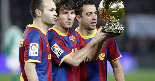 Foto: Iniesta junto a Messi y Xavi con el Balón de Oro del argentino de 2010. (Imago)