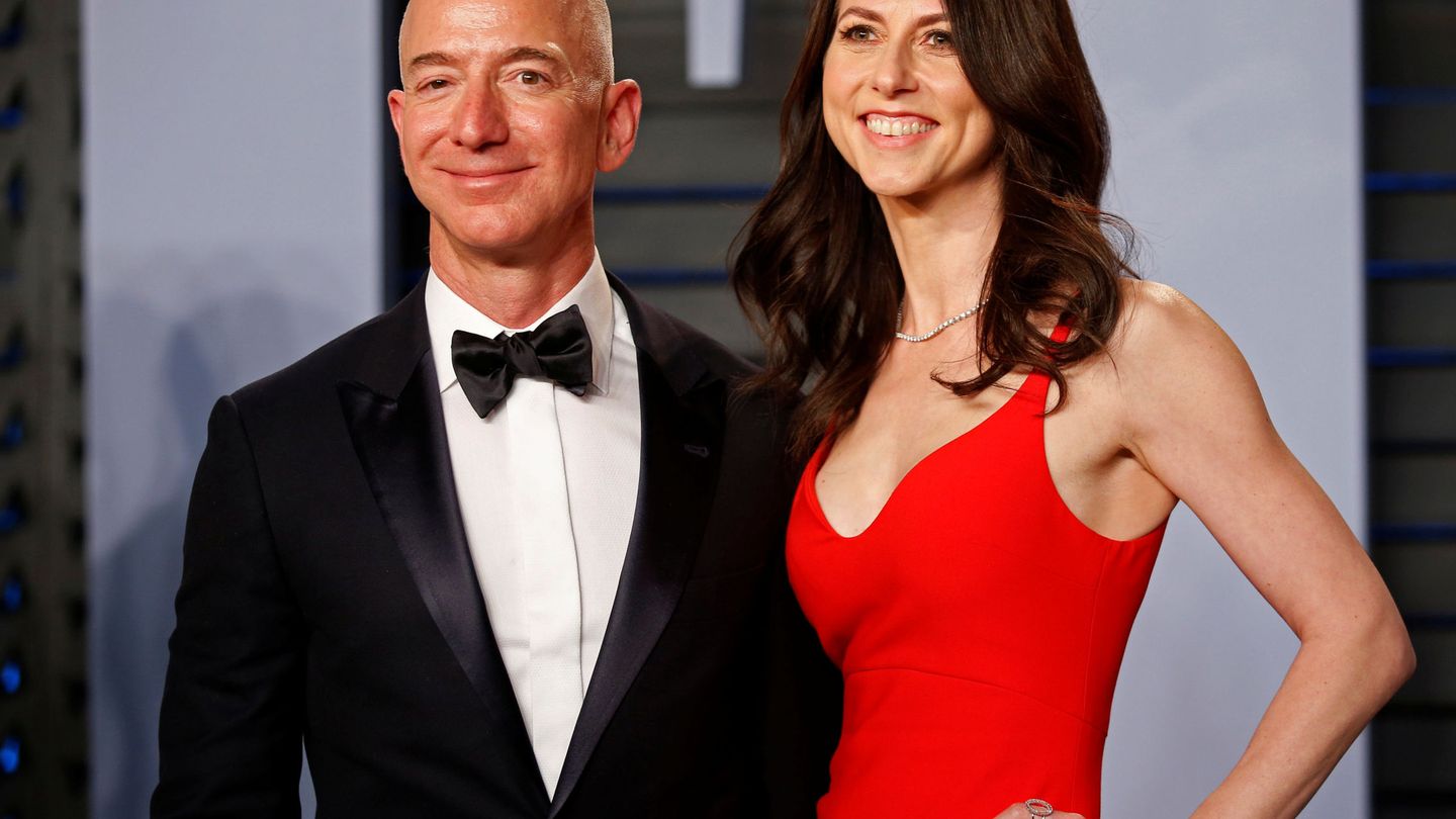 Jeff y MacKenzie Bezos, en una fiesta en Hollywood. (REUTERS)