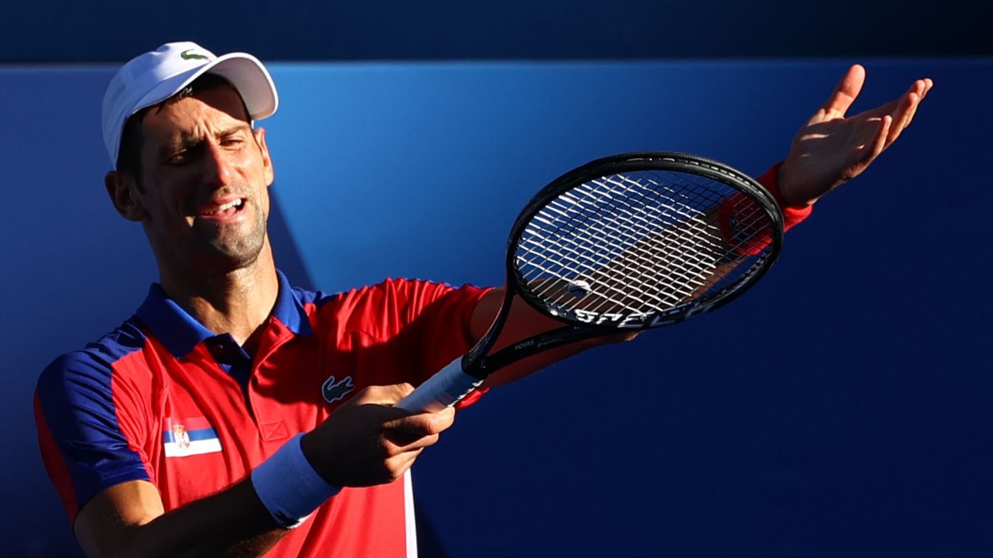 Djokovic se queja por el sol durante el partido. (Reuters)