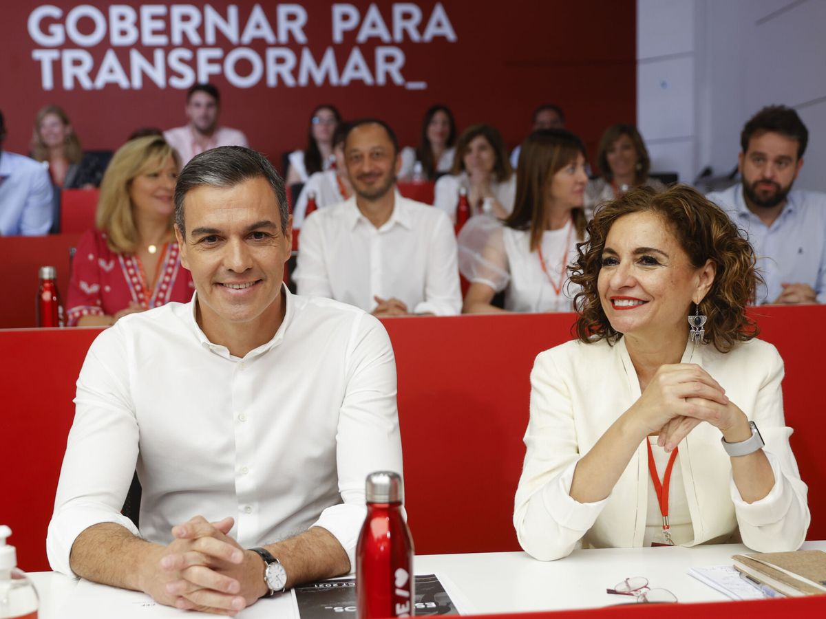 Foto: El presidente del Gobierno, Pedro Sánchez, junto a la ministra de Hacienda y vicesecretaria general del PSOE, María Jesús Montero. (EFE/Mariscal)