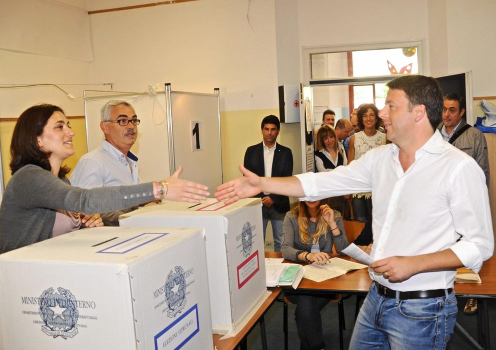 Foto: Renzi, en el momento en el que iba a depositar su voto durante la jornada del domingo