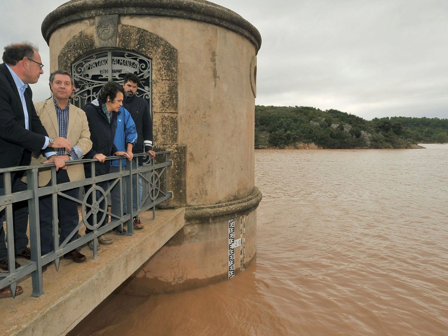 Emiliano García-Page evalúa los daños del temporal en Castilla-La Mancha. (EFE)
