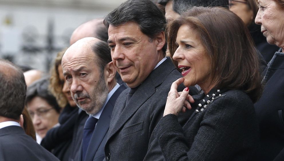 El presidente de la Comunidad de Madrid, Ignacio González (c), y Ana Botella. (EFE)