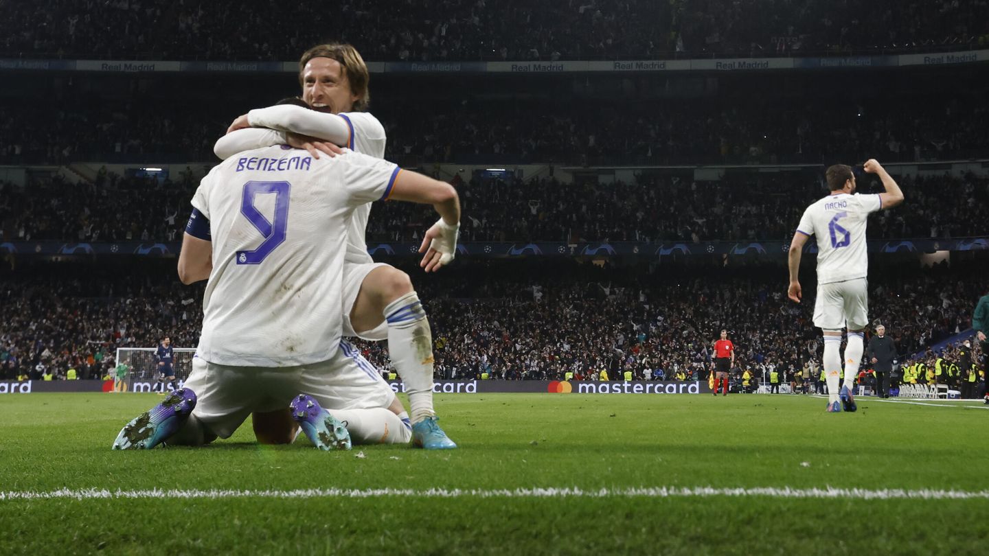 Benzema y Modric celebran el pase del Real Madrid ante el PSG. (EFE/Rodrigo Jiménez)