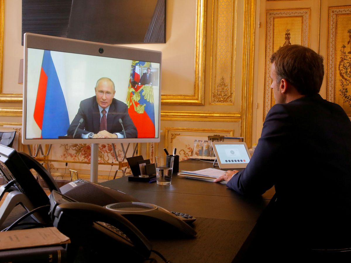 Foto: Macron conversando con Putin en 2020. (Reuters/Michel Euler Pool)