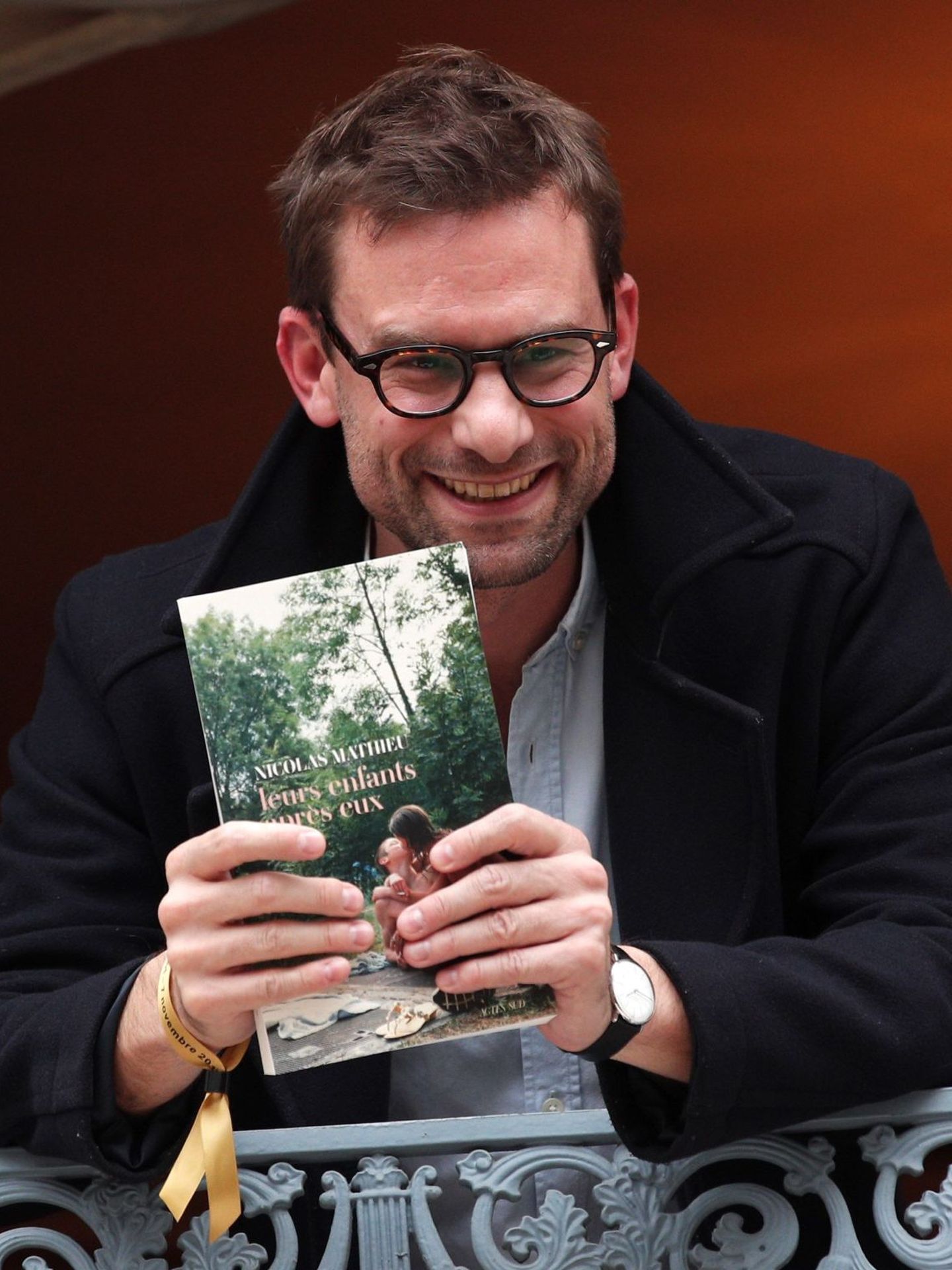 El escritor francés Nicolas Mathieu posa tras ganar el Premio Goncourt por su novela 'Leurs enfants après eux'. (EFE/Yoan Valat)