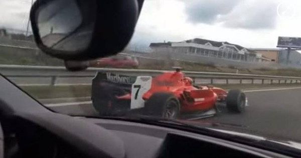 Foto: Imagen del Ferrari en la autopista. (Youtube, Evert Košťál)