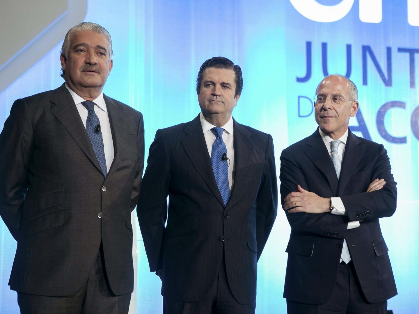El presidente de Endesa, Borja Prado (c), junto al consejero delegado, José Bogas (i), y el consejero delegado de Enel, principal accionista, Francesco Starace (d). (EFE)