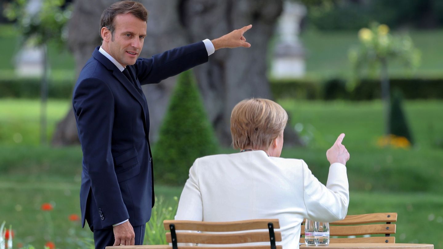 El presidente francés charla con la canciller alemana este lunes en Meseberg. (Reuters)