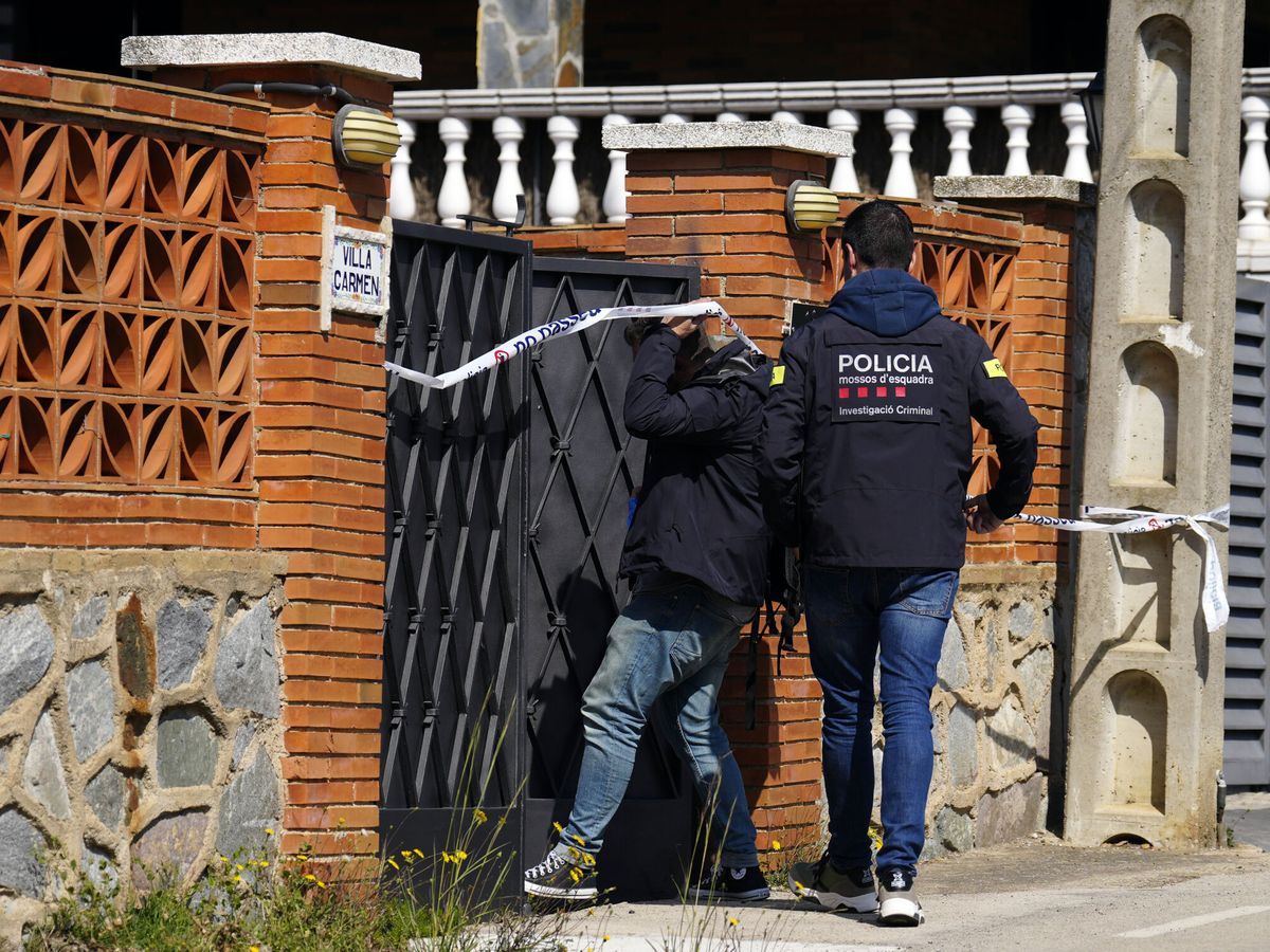 Foto: Un hombre mata a su madre y su padre en Barcelona. (EFE/Enric Fontcuberta)