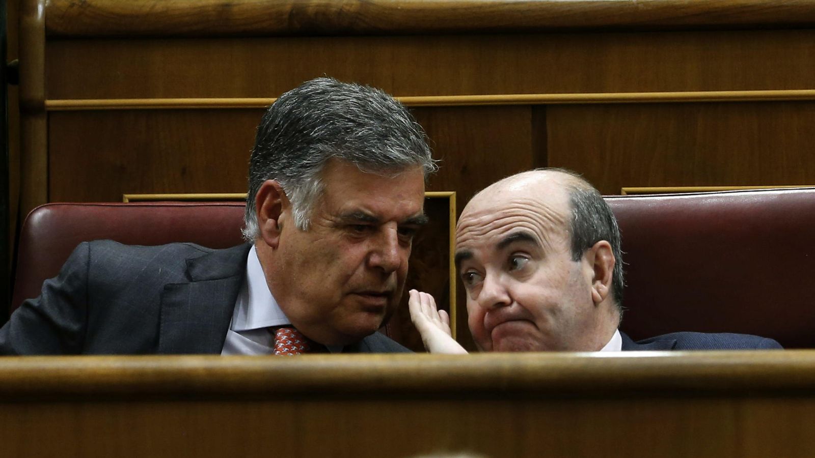Foto: Los exdiputados socialistas José Antonio Viera (i) y Gaspar Zarrías. (EFE)