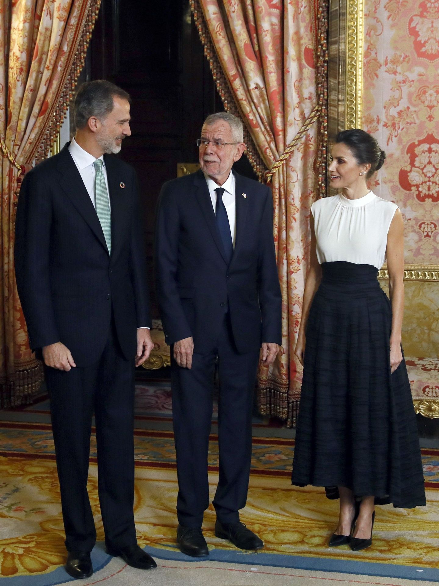 Los reyes Felipe y Letizia, con el presidente Alexander Van der Bellen en 2019 en Madrid. (EFE/Ballesteros)