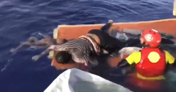 Foto: Los cuerpos de un niño y una mujer hallados en el Mediterráneo. (Open Arms)